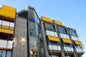 Osłonięte okna – markizy okienne Warszawa. Plisy okienne