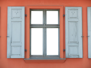 Okucia do okiennic drewnianych . Drewniane wnętrza – piękny klimat i elegancja. Shutters okiennice