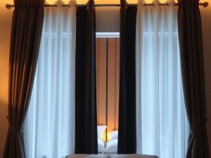 Zasłony zaciemniające do sypialni: jak wybrać idealne materiały, kolory i montaż dla komfortu snu i prywatności